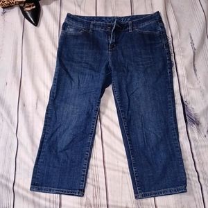 The limited Bermuda shorts. Walking shorts. Embroidered pockets.